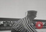 Standbild Weltmeisterschaft im Barrel-Jumping New York City USA, 1960, aus Sekunde 13 historischem Filmmaterial Videoclip 65675079820