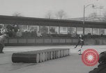 Standbild Weltmeisterschaft im Barrel-Jumping New York City USA, 1960, aus Sekunde 14 historischem Filmmaterial Videoclip 65675079820