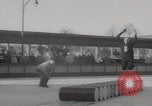 Standbild Weltmeisterschaft im Barrel-Jumping New York City USA, 1960, aus Sekunde 15 historischem Filmmaterial Videoclip 65675079820