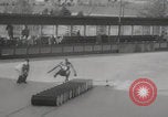 Standbild Weltmeisterschaft im Barrel-Jumping New York City USA, 1960, aus Sekunde 21 historischem Filmmaterial Videoclip 65675079820