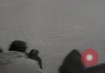Standbild Weltmeisterschaft im Barrel-Jumping New York City USA, 1960, aus Sekunde 23 historischem Filmmaterial Videoclip 65675079820