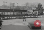 Standbild Weltmeisterschaft im Barrel-Jumping New York City USA, 1960, aus Sekunde 26 historischem Filmmaterial Videoclip 65675079820