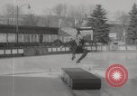 Standbild Weltmeisterschaft im Barrel-Jumping New York City USA, 1960, aus Sekunde 27 historischem Filmmaterial Videoclip 65675079820