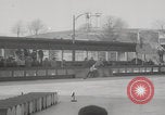 Standbild Weltmeisterschaft im Barrel-Jumping New York City USA, 1960, aus Sekunde 34 historischem Filmmaterial Videoclip 65675079820