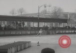 Standbild Weltmeisterschaft im Barrel-Jumping New York City USA, 1960, aus Sekunde 35 historischem Filmmaterial Videoclip 65675079820