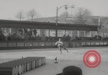 Standbild Weltmeisterschaft im Barrel-Jumping New York City USA, 1960, aus Sekunde 36 historischem Filmmaterial Videoclip 65675079820
