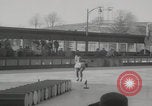 Standbild Weltmeisterschaft im Barrel-Jumping New York City USA, 1960, aus Sekunde 37 historischem Filmmaterial Videoclip 65675079820