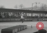 Standbild Weltmeisterschaft im Barrel-Jumping New York City USA, 1960, aus Sekunde 38 historischem Filmmaterial Videoclip 65675079820