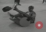Standbild Weltmeisterschaft im Barrel-Jumping New York City USA, 1960, aus Sekunde 40 historischem Filmmaterial Videoclip 65675079820