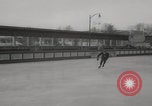 Standbild Weltmeisterschaft im Barrel-Jumping New York City USA, 1960, aus Sekunde 49 historischem Filmmaterial Videoclip 65675079820