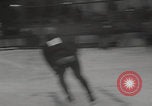 Standbild Weltmeisterschaft im Barrel-Jumping New York City USA, 1960, aus Sekunde 51 historischem Filmmaterial Videoclip 65675079820