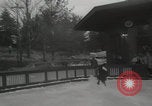 Standbild Weltmeisterschaft im Barrel-Jumping New York City USA, 1960, aus Sekunde 52 historischem Filmmaterial Videoclip 65675079820