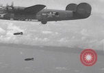 Immagine di Attacco aereo DEGLI STATI UNITI Tobera Airdrome Papua nuova Guinea, 1944, secondo 37 filmato di repertorio 65675079840