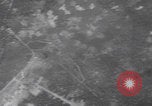 Immagine di Attacco aereo DEGLI STATI UNITI Tobera Airdrome Papua nuova Guinea, 1944, secondo 49 filmato di repertorio 65675079840
