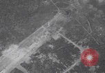 Immagine di Attacco aereo DEGLI STATI UNITI Tobera Airdrome Papua nuova Guinea, 1944, secondo 54 filmato di repertorio 65675079840