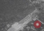 Immagine di Attacco aereo DEGLI STATI UNITI Tobera Airdrome Papua nuova Guinea, 1944, secondo 55 filmato di repertorio 65675079840