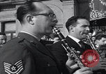 Immagine di Gruppo da concerto spagnolo USAFE JFK March San Sebastian Spagna, 1964, secondo 5 filmato di repertorio 65675079860