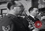 Immagine di Gruppo da concerto spagnolo USAFE JFK March San Sebastian Spagna, 1964, secondo 6 filmato di repertorio 65675079860
