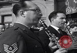 Immagine di Gruppo da concerto spagnolo USAFE JFK March San Sebastian Spagna, 1964, secondo 7 filmato di repertorio 65675079860