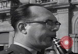 Immagine di Gruppo da concerto spagnolo USAFE JFK March San Sebastian Spagna, 1964, secondo 11 filmato di repertorio 65675079860