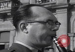 Immagine di Gruppo da concerto spagnolo USAFE JFK March San Sebastian Spagna, 1964, secondo 13 filmato di repertorio 65675079860