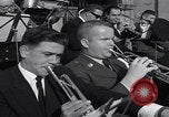 Immagine di Gruppo da concerto spagnolo USAFE JFK March San Sebastian Spagna, 1964, secondo 30 filmato di repertorio 65675079860
