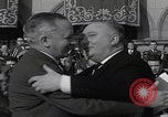 Immagine di Gruppo da concerto spagnolo USAFE JFK March San Sebastian Spagna, 1964, secondo 34 filmato di repertorio 65675079860