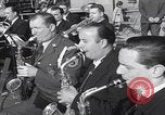 Immagine di Gruppo da concerto spagnolo USAFE JFK March San Sebastian Spagna, 1964, secondo 56 filmato di repertorio 65675079860