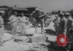 Standbild Italienische Serviceeinheit POW Ingenieure Zweiter Weltkrieg United States USA, 1944, aus Sekunde 31 historischem Filmmaterial Videoclip 65675079912