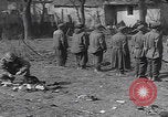 Immagine di Le truppe degli Stati Uniti cercano i prigionieri Zerf Germania, 1945, secondo 13 filmato di repertorio 65675079998