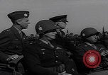 Standbild Eisenhower mit Marlene Dietrich Mourmelon le Grand France, 1945, aus Sekunde 8 historischem Filmmaterial Videoclip 65675079999