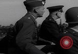 Standbild Eisenhower mit Marlene Dietrich Mourmelon le Grand France, 1945, aus Sekunde 9 historischem Filmmaterial Videoclip 65675079999