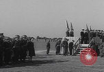 Standbild Eisenhower mit Marlene Dietrich Mourmelon le Grand France, 1945, aus Sekunde 27 historischem Filmmaterial Videoclip 65675079999