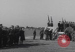Standbild Eisenhower mit Marlene Dietrich Mourmelon le Grand France, 1945, aus Sekunde 28 historischem Filmmaterial Videoclip 65675079999