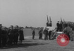 Standbild Eisenhower mit Marlene Dietrich Mourmelon le Grand France, 1945, aus Sekunde 30 historischem Filmmaterial Videoclip 65675079999