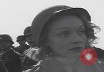 Standbild Eisenhower mit Marlene Dietrich Mourmelon le Grand France, 1945, aus Sekunde 35 historischem Filmmaterial Videoclip 65675079999