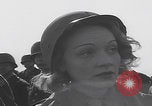 Standbild Eisenhower mit Marlene Dietrich Mourmelon le Grand France, 1945, aus Sekunde 37 historischem Filmmaterial Videoclip 65675079999