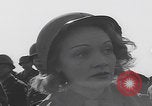 Standbild Eisenhower mit Marlene Dietrich Mourmelon le Grand France, 1945, aus Sekunde 38 historischem Filmmaterial Videoclip 65675079999