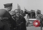 Standbild Eisenhower mit Marlene Dietrich Mourmelon le Grand France, 1945, aus Sekunde 43 historischem Filmmaterial Videoclip 65675079999
