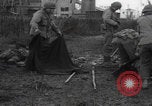 Image LES soldats AMÉRICAINS sauvent les Allemands blessés WW2 Weisweiler Allemagne, 1944, de la seconde 7 séquences d'archives historiques vidéo 65675080030