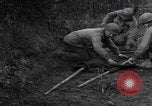 Image LES soldats AMÉRICAINS sauvent les Allemands blessés WW2 Weisweiler Allemagne, 1944, de la seconde 16 séquences d'archives historiques vidéo 65675080030