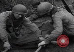 Image LES soldats AMÉRICAINS sauvent les Allemands blessés WW2 Weisweiler Allemagne, 1944, de la seconde 17 séquences d'archives historiques vidéo 65675080030