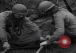 Image LES soldats AMÉRICAINS sauvent les Allemands blessés WW2 Weisweiler Allemagne, 1944, de la seconde 18 séquences d'archives historiques vidéo 65675080030