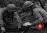 Image LES soldats AMÉRICAINS sauvent les Allemands blessés WW2 Weisweiler Allemagne, 1944, de la seconde 19 séquences d'archives historiques vidéo 65675080030