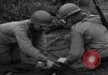 Image LES soldats AMÉRICAINS sauvent les Allemands blessés WW2 Weisweiler Allemagne, 1944, de la seconde 20 séquences d'archives historiques vidéo 65675080030
