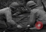 Image LES soldats AMÉRICAINS sauvent les Allemands blessés WW2 Weisweiler Allemagne, 1944, de la seconde 21 séquences d'archives historiques vidéo 65675080030