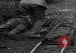 Image LES soldats AMÉRICAINS sauvent les Allemands blessés WW2 Weisweiler Allemagne, 1944, de la seconde 22 séquences d'archives historiques vidéo 65675080030