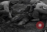 Image LES soldats AMÉRICAINS sauvent les Allemands blessés WW2 Weisweiler Allemagne, 1944, de la seconde 25 séquences d'archives historiques vidéo 65675080030