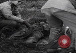 Image LES soldats AMÉRICAINS sauvent les Allemands blessés WW2 Weisweiler Allemagne, 1944, de la seconde 27 séquences d'archives historiques vidéo 65675080030