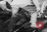 Image LES soldats AMÉRICAINS sauvent les Allemands blessés WW2 Weisweiler Allemagne, 1944, de la seconde 30 séquences d'archives historiques vidéo 65675080030